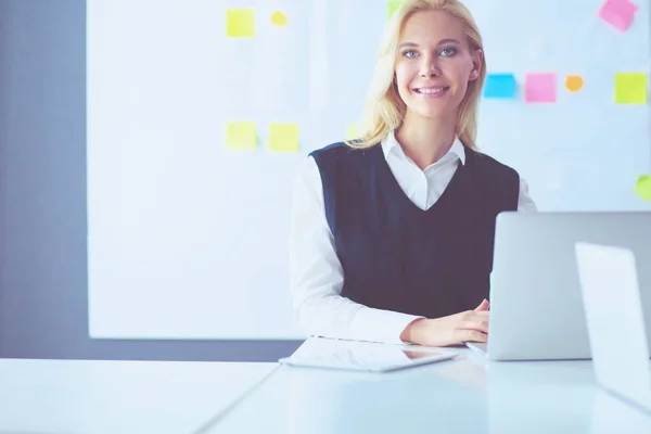 Attraktive Geschäftsfrau, die im Büro am Laptop arbeitet. Geschäftsleute — Stockfoto