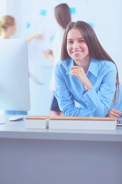 Mulher de negócios atraente trabalhando no laptop no escritório. Empresários — Fotografia de Stock