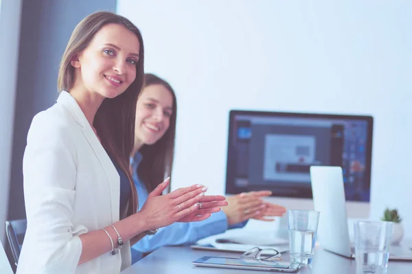 Foto de socios aplaudiendo las manos después del seminario de negocios. Formación profesional, reunión de trabajo, presentación — Foto de Stock