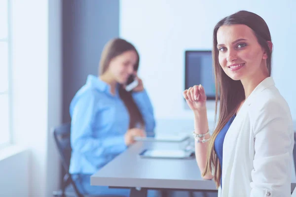 Foto de socios aplaudiendo las manos después del seminario de negocios. Formación profesional, reunión de trabajo, presentación —  Fotos de Stock