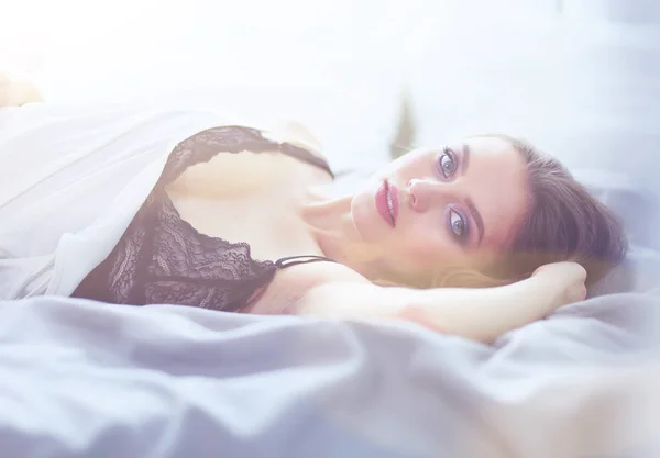 Retrato sexy mujer de moda en la cama — Foto de Stock