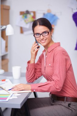 Stüdyoda çalışan modern genç moda tasarımcısı