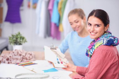 Stüdyoda çalışan modern genç moda tasarımcısı
