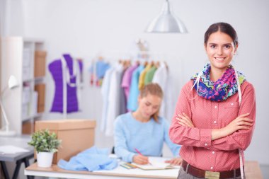 Stüdyoda çalışan modern genç moda tasarımcısı
