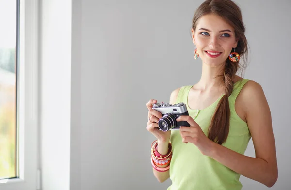 Retrato de una joven fotógrafa hermosa cerca de la mesa — Foto de Stock