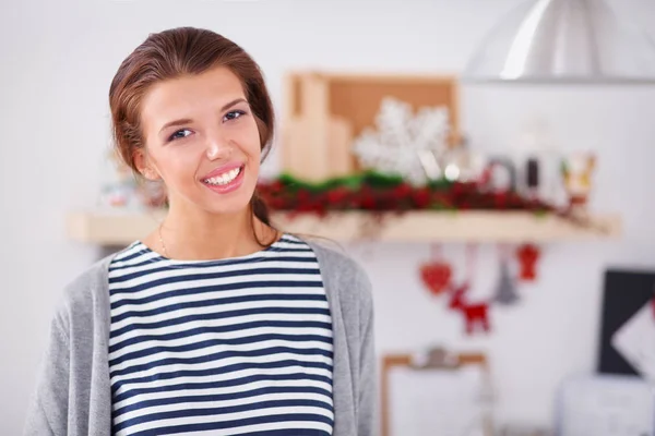 Portret van jonge vrouw tegen keuken interieur achtergrond — Stockfoto