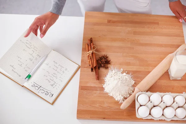 Vrouw maakt kerstkoekjes in de keuken — Stockfoto