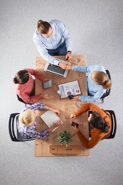 Geschäftsleute sitzen und diskutieren bei Besprechungen, im Büro — Stockfoto