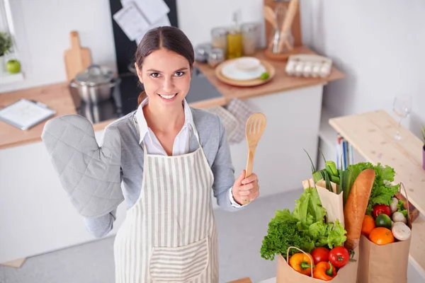 Mujer Haciendo Comida Saludable Pie Sonriendo Cocina — Foto de Stock