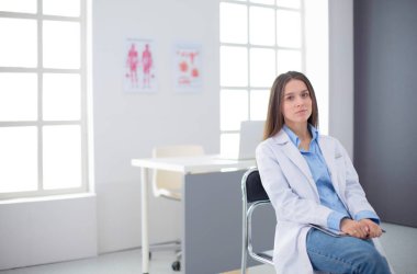 Doktor ve hasta masada otururken bir şey tartışıyorlar. İlaç ve sağlık hizmetleri kavramı