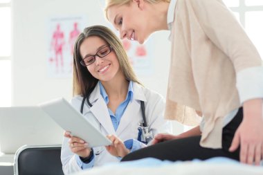 Doktor ve hasta masada otururken bir şey tartışıyorlar. İlaç ve sağlık hizmetleri kavramı