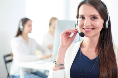 Ofiste dizüstü bilgisayarda çalışan çekici kadın. İş adamları