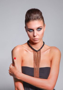 Kolyeli güzel bir kadının portresi, beyaz arka planda izole edilmiş. Güzel bir kadının portresi..