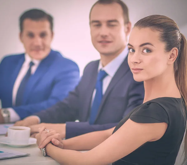 Zakenmensen zitten en discussiëren op zakelijke bijeenkomst, in functie — Stockfoto