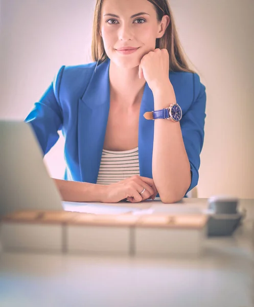 Femme avec des documents assis sur le bureau. — Photo