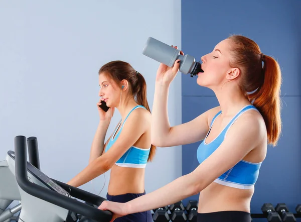 Groupe de personnes au gymnase faisant de l'exercice sur des entraîneurs croisés. Les gens au gymnase — Photo