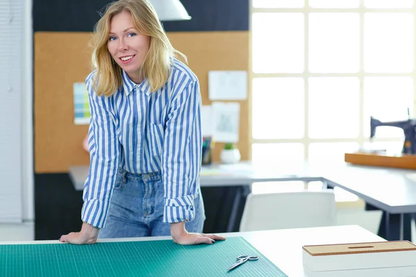 Diseñadora de moda trabajando en sus diseños en el estudio —  Fotos de Stock