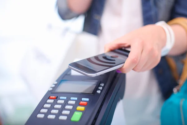 Πελάτης πληρώνει με το smartphone στο κατάστημα χρησιμοποιώντας τεχνολογία Nfc. Τεχνολογία NFC. Πελάτης πληρώνει — Φωτογραφία Αρχείου