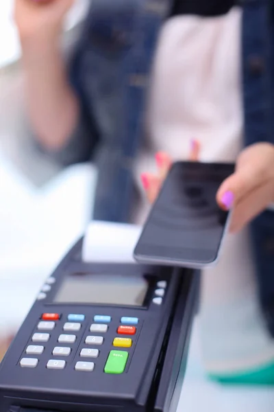 Kunden betalar med smartphone i butik med hjälp av Nfc-teknik. NFC-teknik. Kunden betalar — Stockfoto