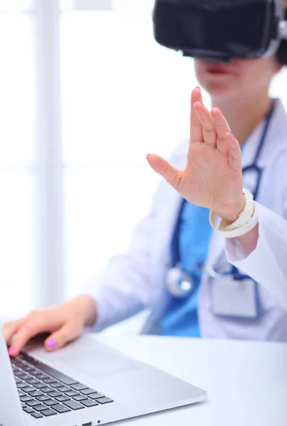 Doutor mulher olhando através phoropter durante o exame oftalmológico. Médica mulher — Fotografia de Stock