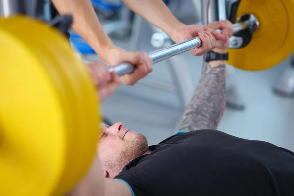 Bodybuilder avec haltère dans la salle de gym. Bodybuilder — Photo