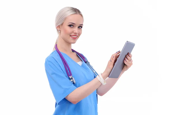 Médico femenino usando una tableta digital y de pie sobre fondo blanco. Mujeres doctores. —  Fotos de Stock