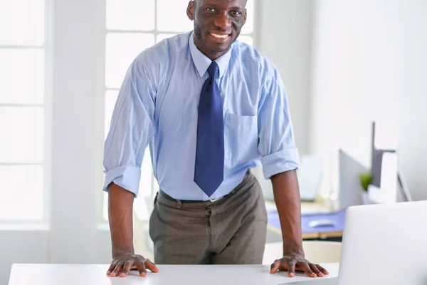 Porträt eines gutaussehenden schwarzen Geschäftsmannes im Amt — Stockfoto