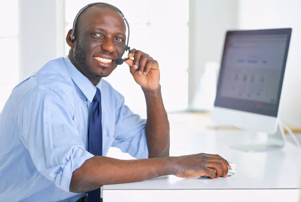 Homme d'affaires afro-américain sur casque de travail sur son ordinateur portable — Photo