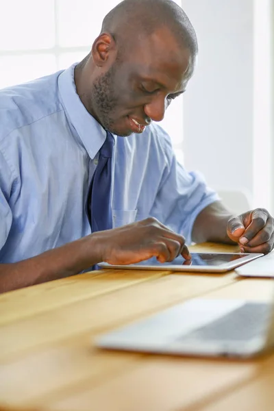 Homme d'affaires afro-américain sur casque de travail sur son ordinateur portable — Photo