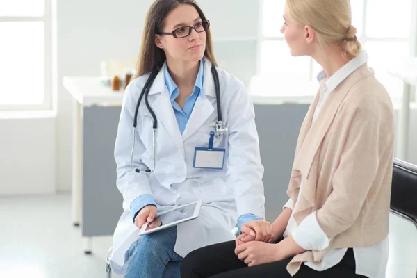 Doctor and patient discussing something while sitting at the table . Medicine and health care concept — Stock Photo, Image