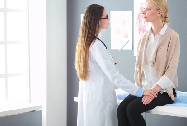 Dokter en patiënt bespreken iets terwijl ze aan tafel zitten. Begrip "geneeskunde en gezondheidszorg" — Stockfoto