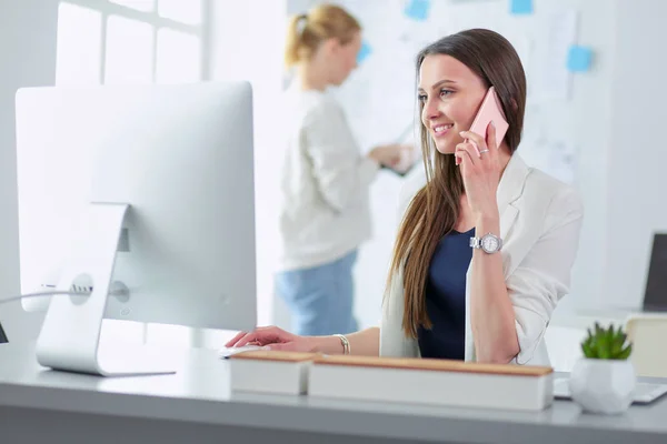 Attractive business woman working on laptop at office. Business people — Stock Photo, Image