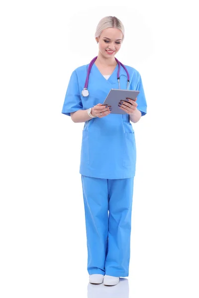 Médico femenino usando una tableta digital y de pie sobre fondo blanco. Mujeres doctores. — Foto de Stock