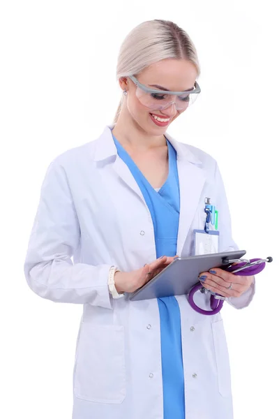 Жінка-лікар використовує цифровий планшет і стоїть на білому тлі. Жінка лікарі . — стокове фото