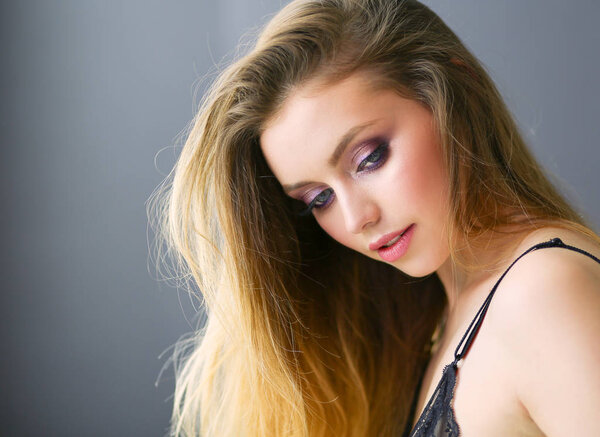 Сексуальная модная женщина на кровати