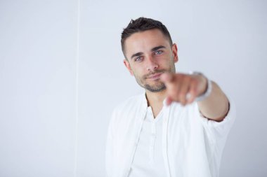 Genç iş adamı beyaz arka planda tek başına duruyor..