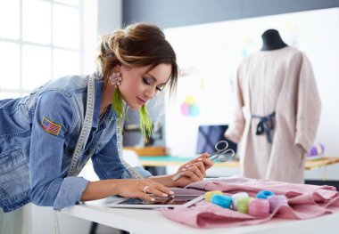 Moda Tasarımcısı kadın stüdyoda tasarımları ile iPad üzerinde