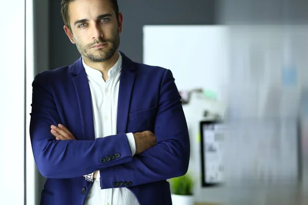 Retrato del joven diseñador frente a la computadora portátil y el ordenador mientras trabaja . —  Fotos de Stock