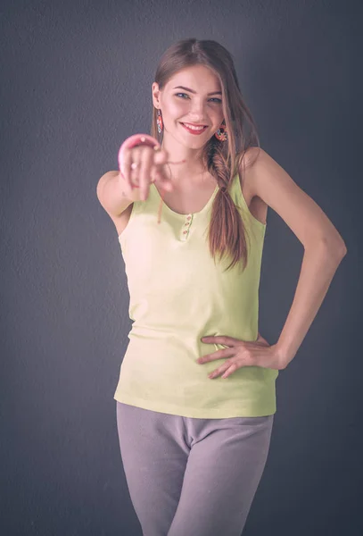 Retrato de uma jovem mulher sorridente em um fundo de parede cinza — Fotografia de Stock