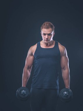 yakışıklı kaslı adam dumbell ile çalışma dışarı