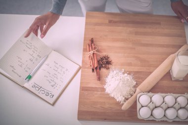 Kadın mutfakta Noel kurabiyesi yapıyor.