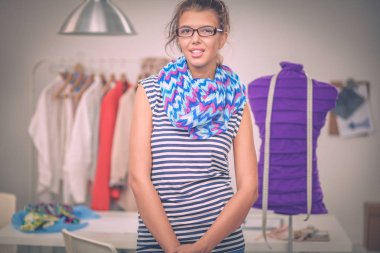 Stüdyoda çalışan genç kadın moda tasarımcısı..