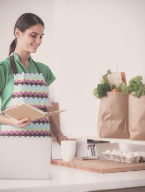 Kadın mutfakta pasta yapıyor.