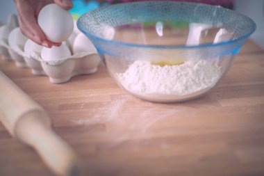 Kadın mutfakta pasta yapıyor.