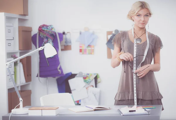 Mujer joven diseñadora de moda trabajando en el estudio. —  Fotos de Stock