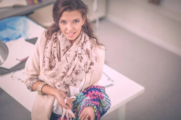 Mujer joven diseñadora de moda trabajando en el estudio. —  Fotos de Stock