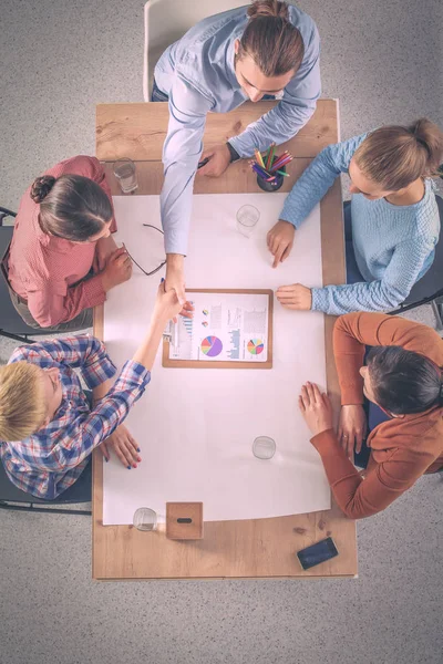 Geschäftsleute sitzen und diskutieren bei Besprechungen, im Büro — Stockfoto