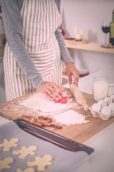 Woman making christmas cookies in the kitchen — Stock Photo, Image