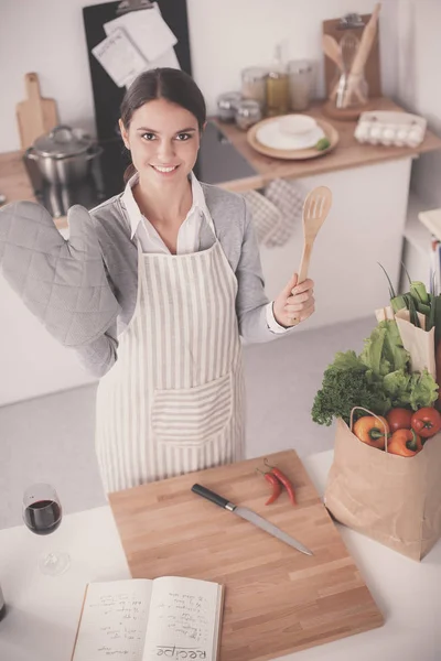 Woman making healthy food standing smiling in kitchen — Stock Photo, Image