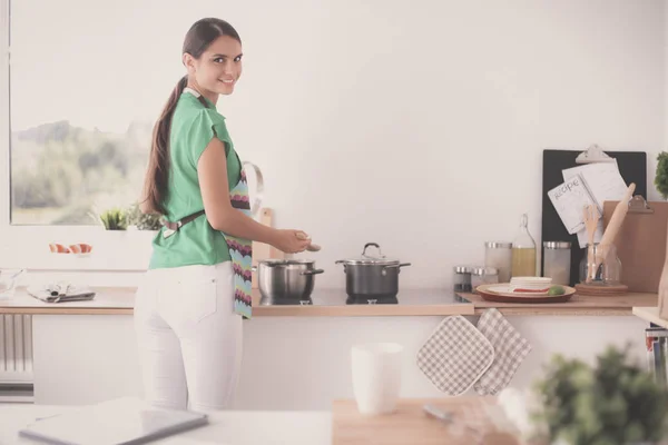 Donna sta facendo torte in cucina — Foto Stock